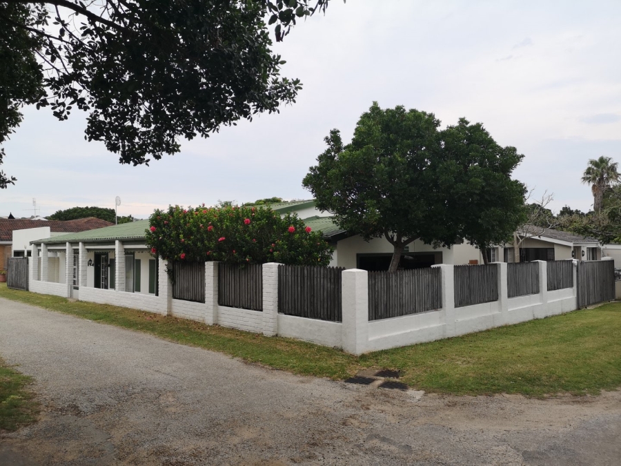 To Let 4 Bedroom Property for Rent in Boesmansriviermond Eastern Cape